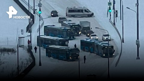 Москвичи толкают автобусы: транспортный коллапс из-за небывалого снегопада / РЕН Новости