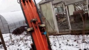 Демонтаж столбов забора мини экскаватором