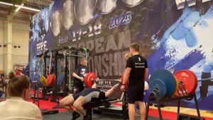 жим лежа  без экипировки выполнениние Элиты 235 кг