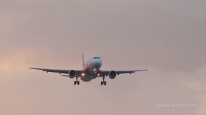 Эйрбас А320 авиакомпании Thai AirAsia приземляется в аэропорту Пхукета на закате.