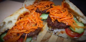 СОЧНЫЙ ВКУСНЫЙ БУРГЕР ИЗ УЗБЕКСКОЙ ЛЕПЕШКИ ЗА 15 МИНУТ. РЕЦЕПТ ОТ ДРУГА