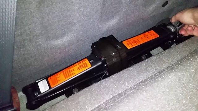 2005-2016 Nissan Frontier Pickup Truck - Floor Jack & Lug Nut Wrench Location смотреть онлайн