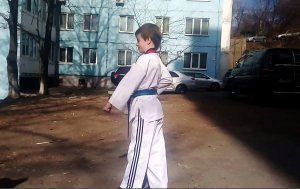 Taekwondo WTF. 2 пхумсэ, 2019. Съемка со спины.