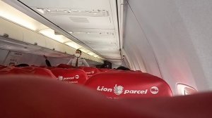 Peragaan penggunaan alat keselamatan dalam Pesawat Lion Air.