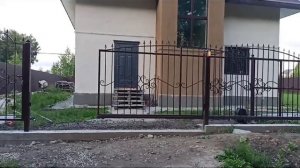 Откатные ворота с элементами ковки