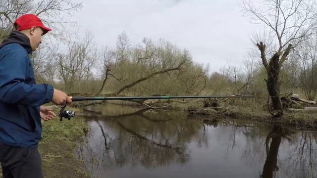 Рыбалка на поплавочную удочку на микроречке.