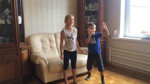 Детская песенка на английском языке про Хеллоуин Halloween Night Song for kids смотреть онлайн