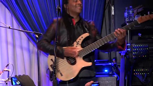 Doug Wimbish's interesting finger technique on the bass смотреть онлайн