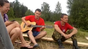 Играет на гитаре от чего же в России берёзы шумят