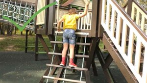 Катя и правила поведения на детской площадке /  Видео  для детей / Pretty Katy Queen