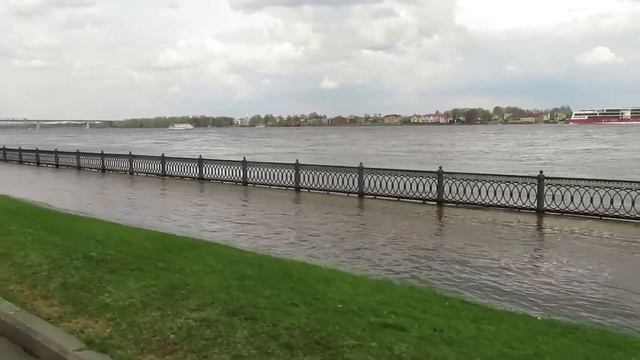 Пешеходы ходят по велодорожке Ярославль Набережная Бидон виноват