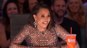 ПОТРЯСАЮЩАЯ ДЕВОЧКА, ЗАСТАВИЛА ВСТАТЬ ВЕСЬ ЗАЛ. Шоу талантов в Америке.