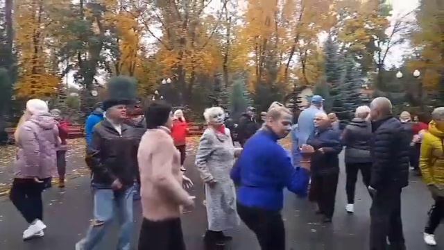 Белый теплоход танцы в парке Горького Харьков 21.10.2023 смотреть онлайн