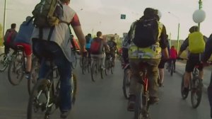 Bike ride in a crowd and without masks. Memories of freedom