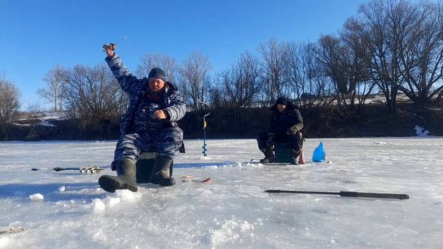Ловим рыбу на опасном льду смотреть онлайн