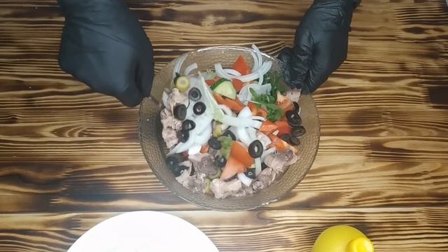 Овощной салат с консервированным тунцом смотреть онлайн