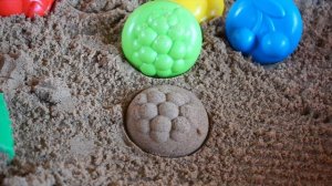 Learn the colors in English using sand molds, scapula and rake.