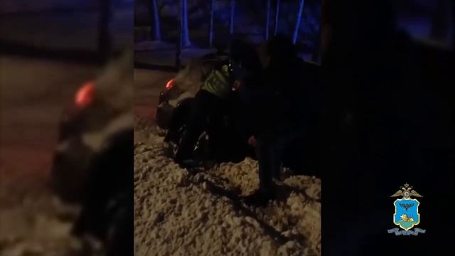 Белгородские автоинспекторы пришли на помощь водителям во время сильного снегопада