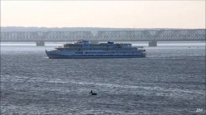 Теплоход А И  Герцен проходит Ульяновск вверх по Волге 3 08 2018г