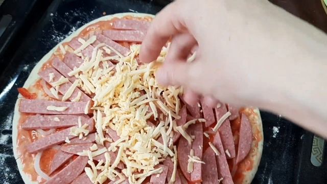 Готовлю пиццу третий день подряд , пицца за 100 рублей
