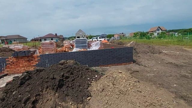 Дом в Белгороде строим под заказ, начинаем облицовывать цоколь кирпичом.