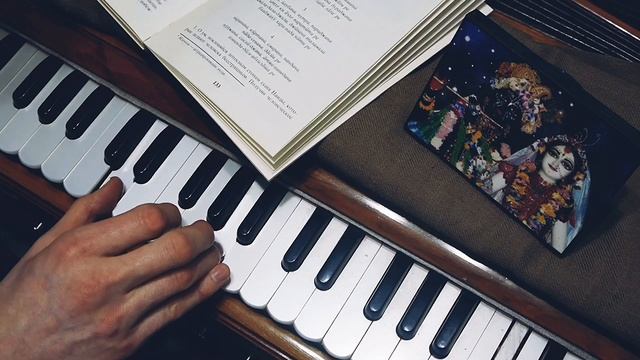 Как играть бхаджан "Бхаджаху ре мана" смотреть онлайн