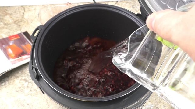 Морс из брусники приготовленный в мультиварке.