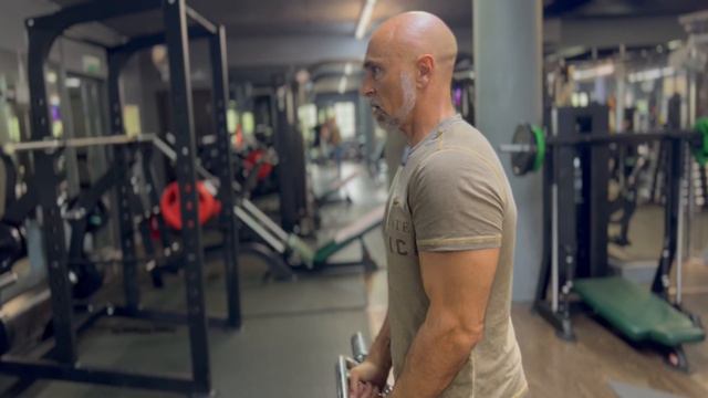 В положении стоя, подъём штанги на бицепс параллельным хватом (КВАДРАТНЫЙ ГРИФ) смотреть онлайн