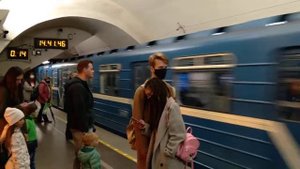 Вагон проезжает мимо станции Невский проспект