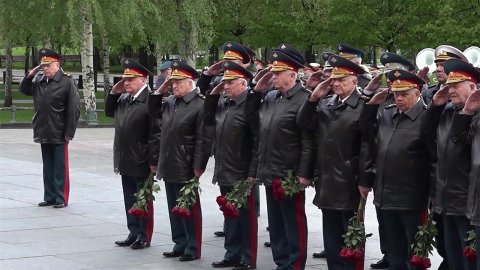 Члены коллегии Минобороны РФ возложили цветы к Могиле Неизвестного Солдата