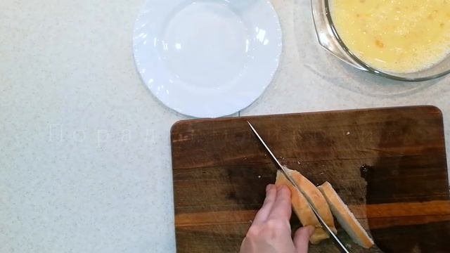 Омлет с колбасой и хлебом