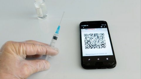 Замглавы Минздрава Пугачев допустил введение QR-кодов для всех прививок
