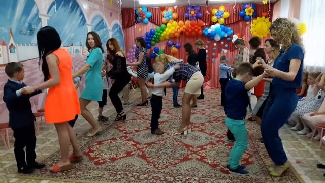 Танец мальчиков с мамами на выпускном утреннике 2017