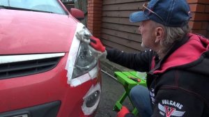 Полировка фар автомобиля пастой.