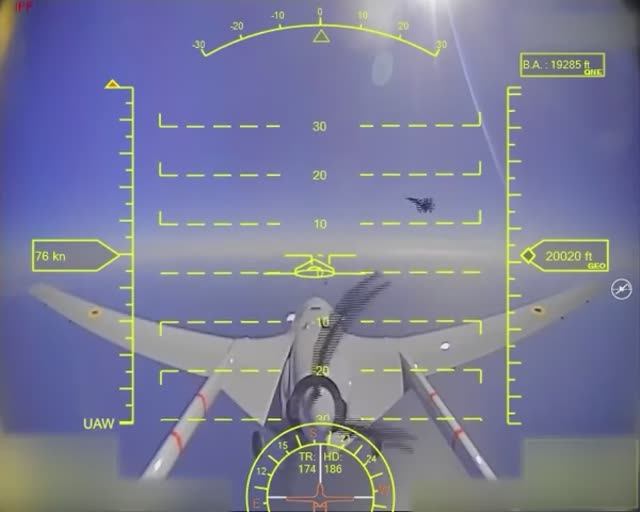 Су-27 пытается сбить БПЛА Bayraktar TB2