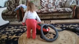 Ребенок боится пылесос | Baby is afraid of vacuum | Bebé le teme a la aspiradora
