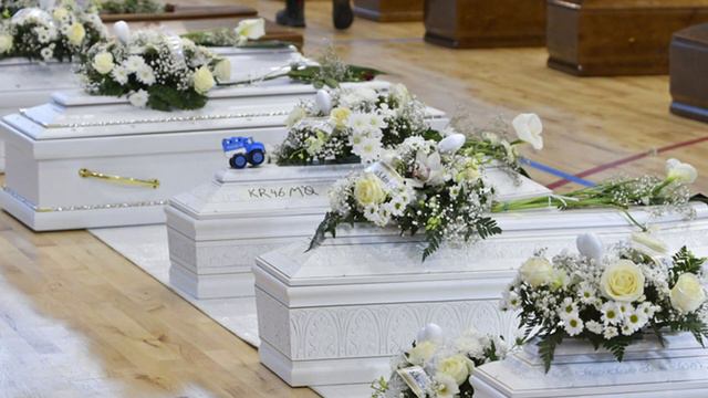 CROTONE RICEVE L' ABBRACCIO DI TARANTO AL CONCERTO DEL PRIMO MAGGIO смотреть онлайн