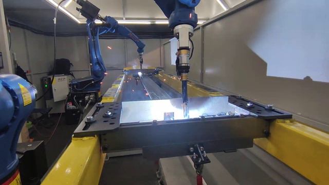 Два синхронизированных робота и трехосевой позиционер для непрерывного производства. смотреть онлайн