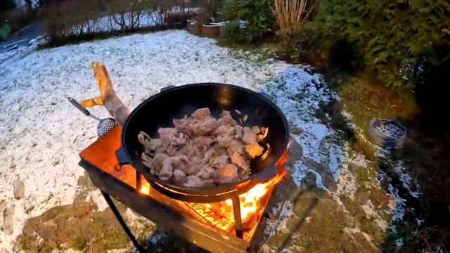 Плов в казане от пацанов - Готовим в Германии на даче смотреть онлайн