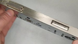 Замок Новый врезной в дверь Apecs 7000-35R