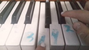 Как играть устрашающую мелодию на фортепиано