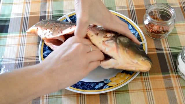 РЕЦЕПТ ЗАПЕЧЕННЫЙ КАРП В ФОЛЬГЕ ЭТО ОЧЕНЬ ВКУСНО! смотреть онлайн