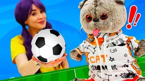 Кот Басик играет в футбол дома! ⚽ Видео для детей про мягкие игрушки