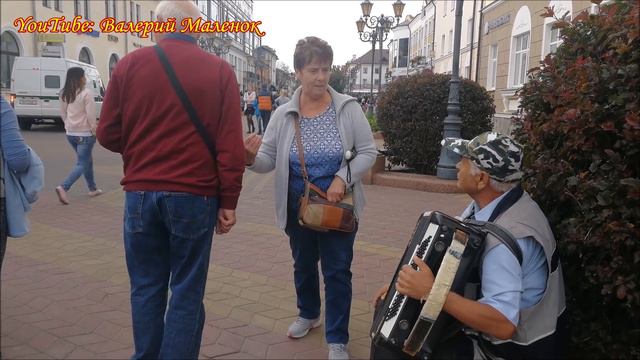 Польская туристка поет с уличным музыкантом!!! смотреть онлайн