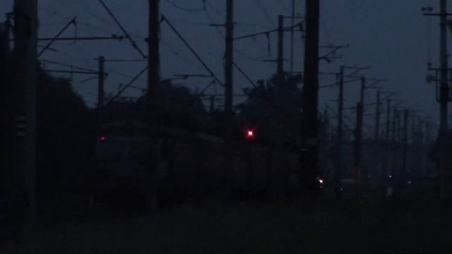 "нейтральная вставка"+искренние пантографа: две электрички Эр9м- перегон Васильков 1-Боярка смотреть онлайн