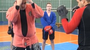 Боевое самбо: нанесение ударов в БЛИЖНЕМ бою.