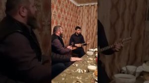 Красива поёт,  Асхаб дечиг пондар.