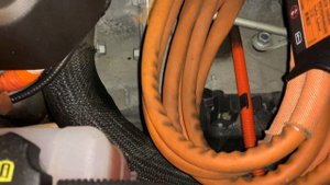 Куда залить омыватель стекла в Chevrolet Volt?