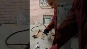 установка клеммы на провод сварочного аппарата.