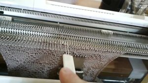 Роспуск ряда и вывязывание горловины на электронных вязальных машинах Silver reed